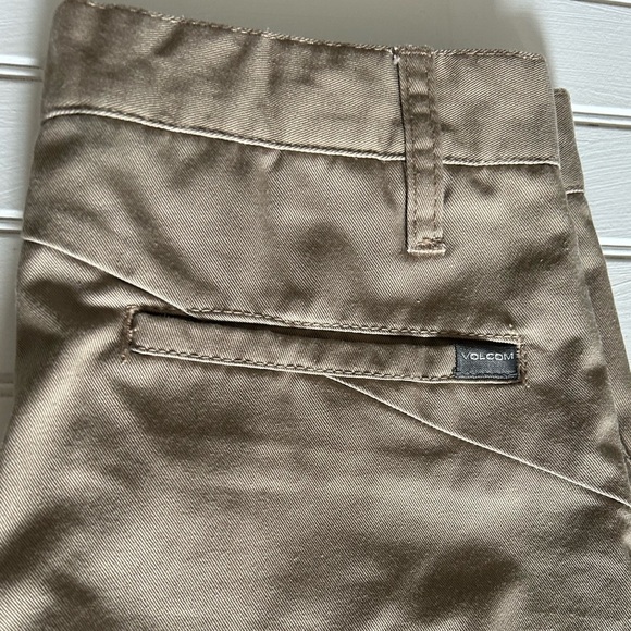 VOLCOM youth size 10 casual tan coloured shorts - Picture 4 of 5